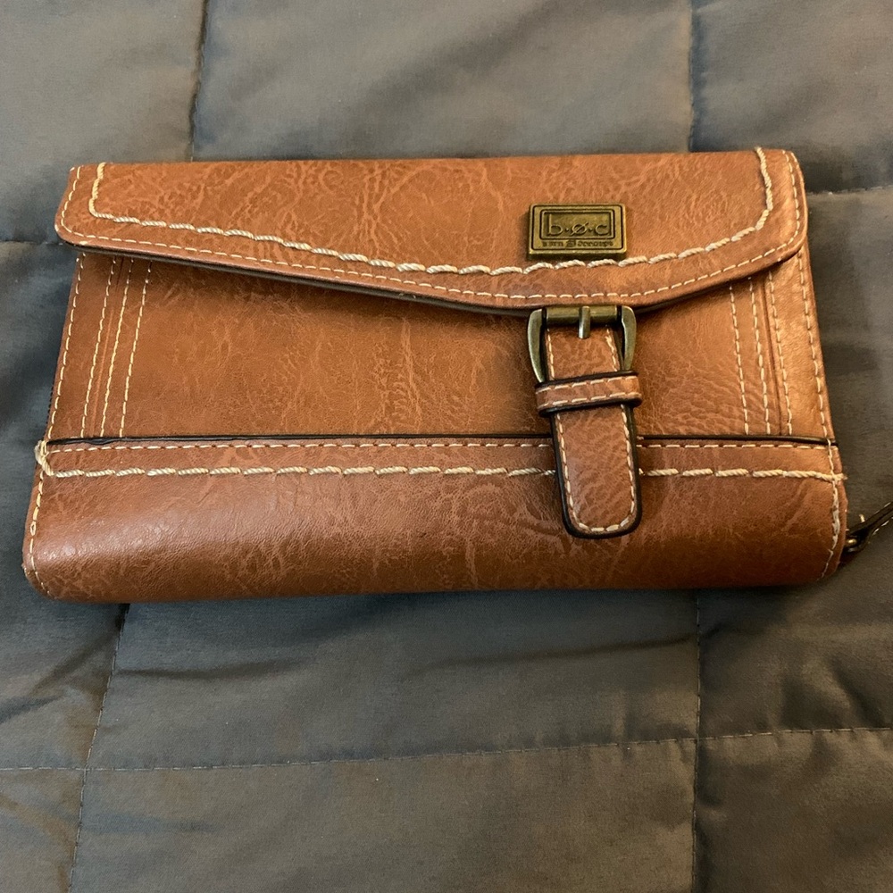 B.O.C. Amherst Deluxe Wallet pre-owned 100% Vinyl Snap Closure Exterior zip pot